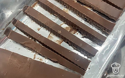Шоколад нарежьте на полоски.