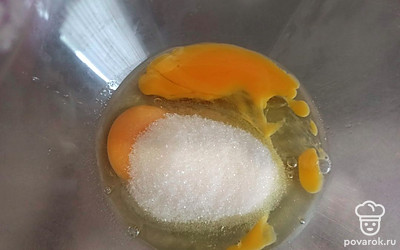 Яйца взбейте с сахаром.
