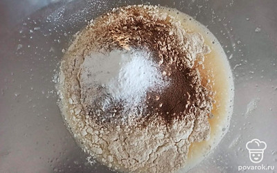 Добавьте просеянную муку, цикорий и разрыхлитель. Перемешайте.