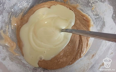 Добавьте сгущенное молоко и хорошо перемешайте.