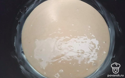 Смажьте чашу мультиварки сливочным маслом. Вылейте в нее тесто. Выпекайте в мультиварке на режиме «выпечка» 30 минут.