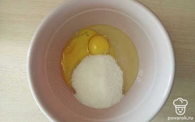 Всыпьте половину стакана сахара.