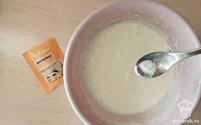 Взбейте яйца с сахаром до пышной пены. Взбивайте 5 минут. Добавьте щепотку ванилина.