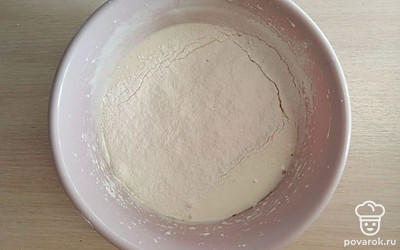 Введите просеянную муку. 