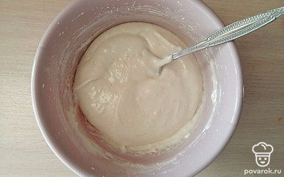 Аккуратно перемешайте тесто ложкой.