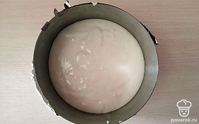 Выложите тесто в форму диаметром 18 сантиметров. Выпекайте в духовке при температуре 180 градусов 15-20 минут. Готовность проверяйте зубочисткой.