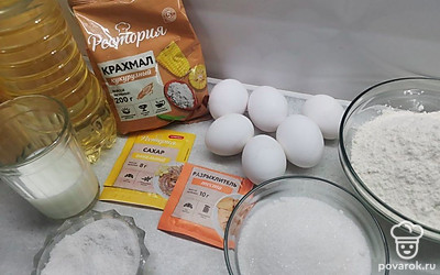 Подготовьте все ингредиенты. Яйца, растительное масло и молоко должны быть комнатной температуры. Яйца — размера С1. 