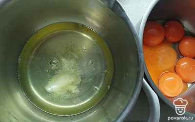 Отделите белки от желтков. В белки не должно попасть ни капли желтков. В белки добавьте соль и ванильный сахар. 