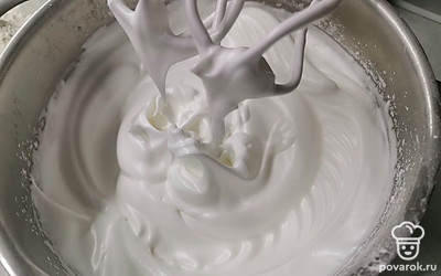 Взбивайте еще 3 минуты, до пышности. Белки должны быть с подрагивающими пиками, а не совсем плотными. 