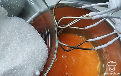 К желткам добавьте оставшийся сахар. Взбивайте до пышности около 3 минут. 