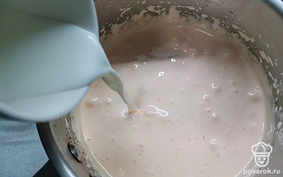 Добавьте ко взбитыми белкам растительное масло и молоко. Просто перемешайте до однородности, взбивать не нужно. 