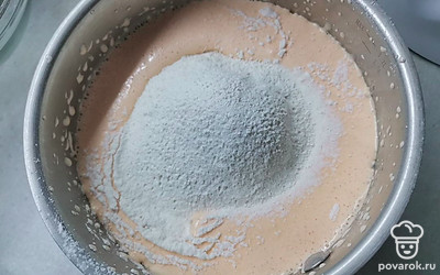 Введите ко взбитым желткам просеянную муку и разрыхлитель. Аккуратно тщательно перемешайте, не взбивая. 