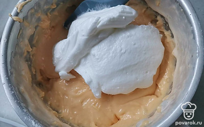 Постепенно добавьте к тесту взбитые с сахаром белки. Аккуратно перемешайте лопаткой. 