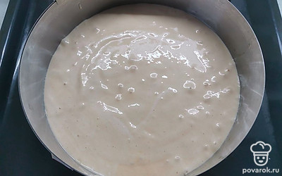 Вылейте готовое тесто в форму диаметром 22 сантиметра. 