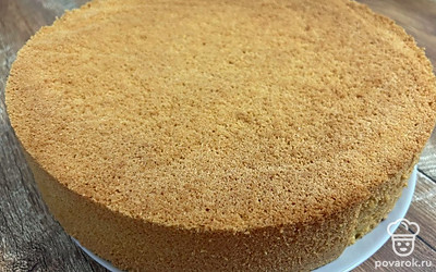 Остывший бисквит аккуратно разрежьте на 3 равные части. Начните собирать торт. 