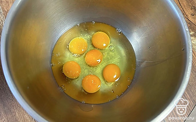 В миску разбейте яйца комнатной температуры. Добавьте соль. Взбейте все миксером 2 минуты.