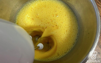 Всыпьте сахар и взбейте еще 6 минут.