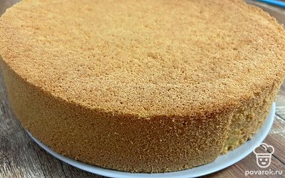 Когда бисквит полностью остынет, аккуратно вытащите его из кольца.