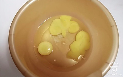 В глубокую миску разбейте куриные яйца С1.