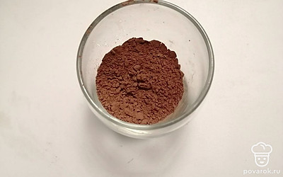 В стакан выложите 2 столовых ложки какао.