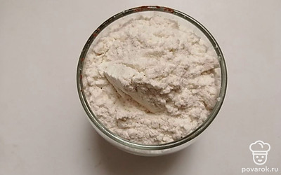 Добавьте 4 столовых ложки муки и разрыхлитель теста.