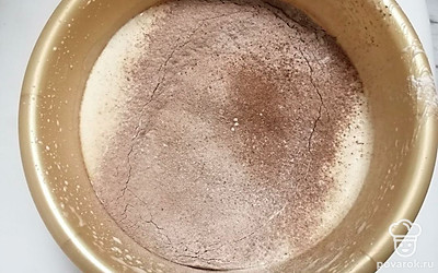 Сыпучие ингредиенты просейте и добавьте к яичной массе.