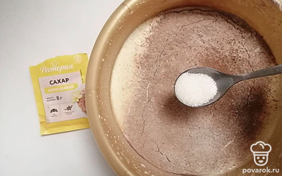 Добавьте чайную ложку ванильного сахара. Аккуратно перемешайте ложкой.