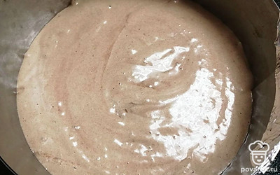 Тесто выложите в форму диаметром 18 сантиметров. Выпекайте в хорошо разогретой духовке в течение 25 минут.