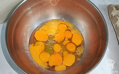 Яйца разбейте в большую миску.