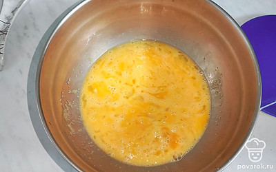 Яйца перемешайте с сахаром.