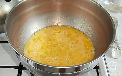 Отправьте яйца с сахаром на водяную баню. Постоянно помешивайте венчиком, пока сахар не растопится. Огонь сделайте слабый, чтобы яйца не свернулись.