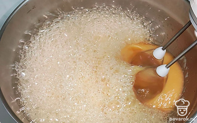 Взбейте яйца миксером до пышной белой пены. Потребуется 25-30 минут непрерывного взбивания миксером на максимальной мощности.