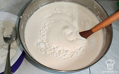 Во взбитую массу, добавляйте небольшими порциями просеянную муку. Аккуратно лопаткой вымешивайте, чтобы не потерять воздушность теста.
