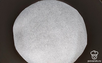Под размер формы на дно вырежьте пергаментную бумагу. Я использую форму диаметром 26 сантиметров, чтобы бисквит получился высоким.