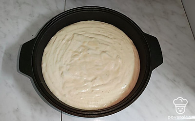 Аккуратно переложите тесто в форму. Отправьте в разогретую до 200 градусов духовку на 35-40 минут. Во время выпекания не открывайте духовку. После выпекания бисквиту дайте остыть. Достаньте из формы и разрежьте на коржи.