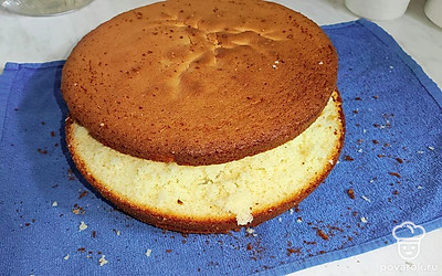 Бисквит получается мягким и воздушным. Используя любимый крем и начинку, приготовьте торт.