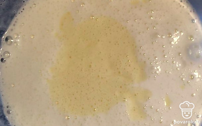 Взбейте яйца по раздельности и смешайте две массы.