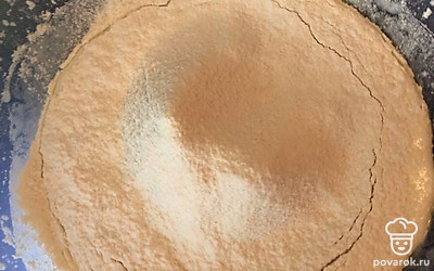 Во взбитые яйца добавьте муку и уксус.