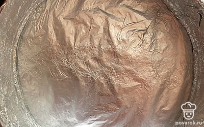 Подговьте форму и разогрейте духовку до 180 градусов.