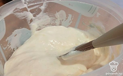 В отдельной чаше смешайте муку и разрыхлитель. Перемешайте до однородности венчиком. В 3 этапа в яичную массу просейте муку с разрыхлителем. Аккуратно перемешайте силиконовой лопаткой до однородной массы.