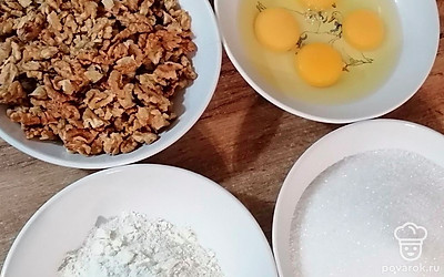 Подготовьте все ингредиенты. Орехи очистите от скорлупы. 