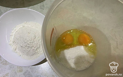 Подготовьте все ингредиенты. Яйца лучше заранее выложить на стол, чтобы они были комнатной температуры.