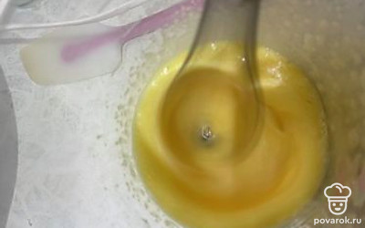 Начинайте взбивать сначала на медленных, а затем на быстрых оборотах.