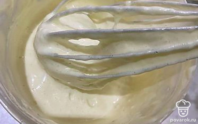 Начните аккуратно вымешивать венчиком так, чтобы мука хорошо объединилась с яичной смесью.