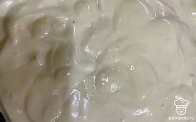 Противень хорошо смажьте маслом и вылейте смесь.