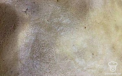 Выпекайте при 180 градусах до румяной корочки примерно 40-50 минут. Дверцу духовки открывать нельзя до 30 минут, иначе бисквит не будет воздушным.