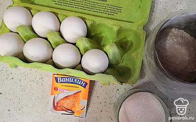 Подготовьте все ингредиенты: яйца, сахар, муку, ванилин. 