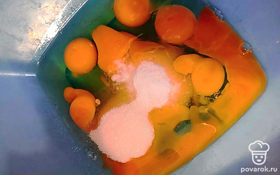 Разбейте в глубокую емкость яйца, добавьте сахар и ванилин.