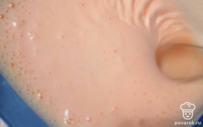 Взбейте все до устойчивых пиков. Добавьте муку и аккуратно перемешайте до однородности.