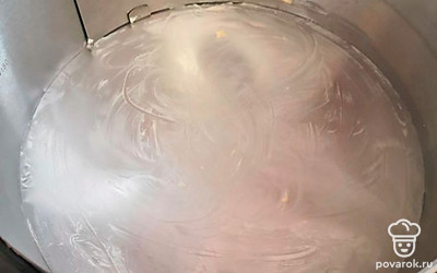 Смажьте форму сливочным маслом. 